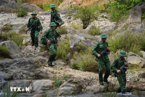 Cán bộ, chiến sỹ Đồn Biên phòng Đắc Pring tuần tra qua các địa hình hiểm trở, quyết tâm bảo vệ từng tấc đất thiêng liêng của Tổ quốc. (Ảnh: Anh Dũng/TTXVN)