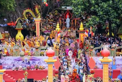 Lễ hội Quán Thế Âm Ngũ Hành Sơn là một trong những sự kiện văn hóa tâm linh lớn nhất ở thành phố biển Đà Nẵng, thu hút hàng nghìn phật tử và du khách từ khắp nơi về tham dự. (Ảnh: TXVN)