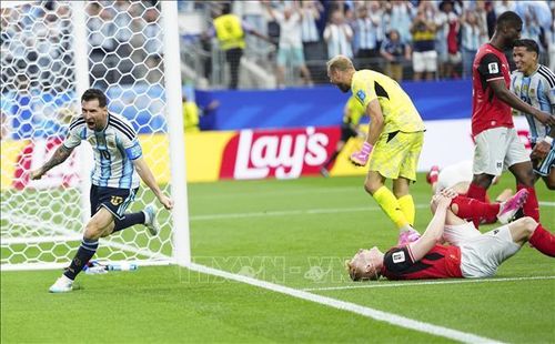 Tiền đạo Lionel Messi (trái) ăn mừng sau kỉ lục 18 bàn thắng của anh tại các kỳ FIFA World Cup. Ảnh: THX/TTXVN.