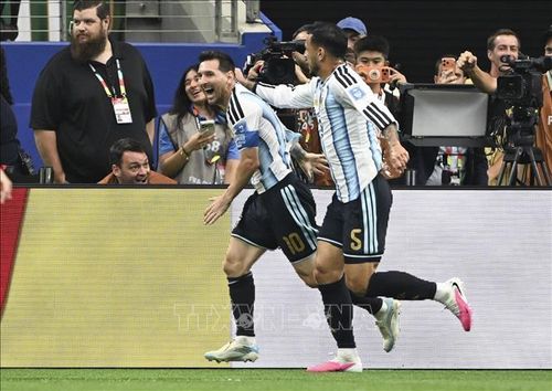 Tiền đạo Lionel Messi (số 10) ăn mừng sau kỉ lục 18 bàn thắng của anh tại các kỳ FIFA World Cup. Ảnh: THX/TTXVN