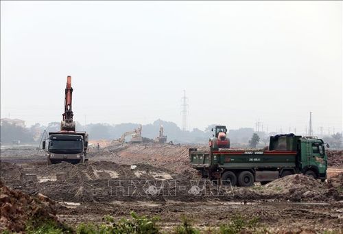 Nhà thầu triển khai các hạng mục đắp cát nền đường, xử lý nền đất yếu. Ảnh tư liệu: Huy Hùng/TTXVN