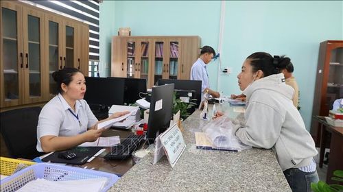 Cán bộ trung tâm phục vụ hành chính công xã Bom Bo tiếp nhận, hướng dẫn người dân làm thủ tục hành chính.