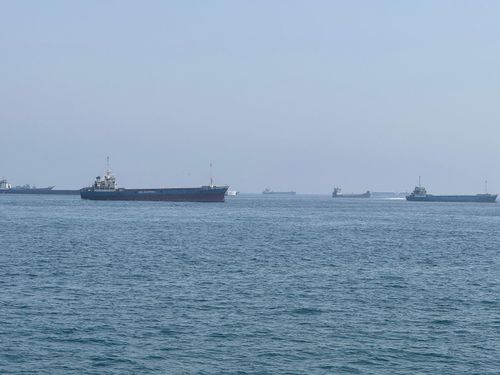Tàu thuyền di chuyển qua eo biển Hormuz. Ảnh: THX/TTXVN
