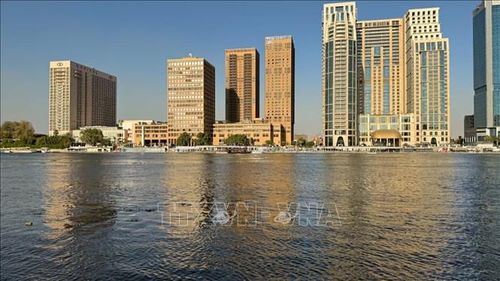 Những tòa nhà đổ bóng xuống sông Nile lúc hoàng hôn.