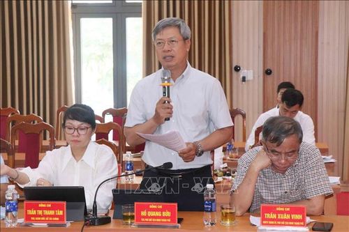 Phó Chủ tịch UBND thành phố Đã Nẵng Hồ Quang Bửu gợi ý về phát triển kinh tế vườn, kinh tế trang trại, kinh tế rừng và chăn nuôi tập trung.