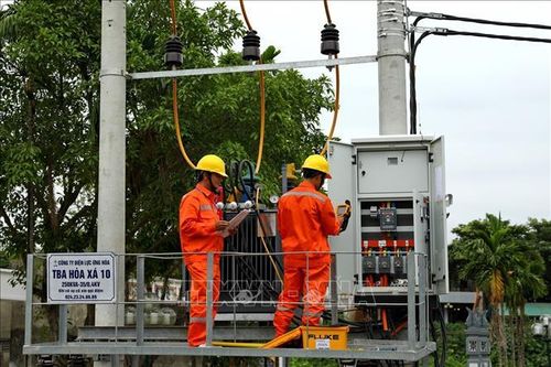 Công nhân Tổng Công ty Điện lực TP Hà Nội vận hành cung cấp điện cho các phụ tải trên địa bàn. Ảnh tư liệu: Ngọc Hà/TTXVN