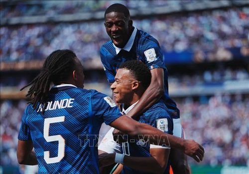 Kylian Mbappe ăn mừng chiến thắng cùng đồng đội. Ảnh: THX/TTXVN