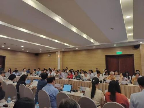 Đông đảo đại diện cơ quan quản lý, chuyên gia và cộng đồng doanh nghiệp, hiệp hội tham gia sự kiện.