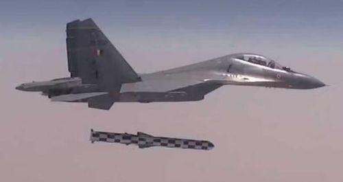Máy bay chiến đấu Su-30MKI của Không quân Ấn Độ phóng tên lửa hành trình BrahMos. Ảnh: MW.