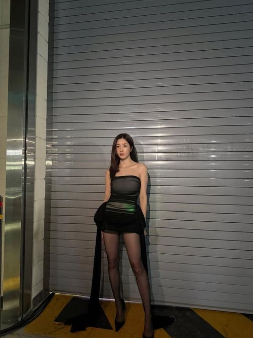 Bộ váy giúp Kwon Eun Bi khoe trọn đôi chân thon dài. Ảnh: IGNV