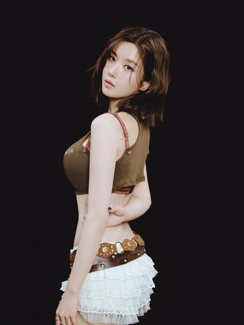 Kwon Eun Bi đang tích cực theo đổi phong cách gợi cảm. Ảnh: IGNV