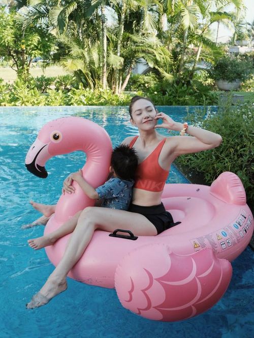 Minh Hằng bên con trai.