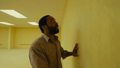Nam diễn viên Chiwetel Ejiofor trong phim "Backrooms".