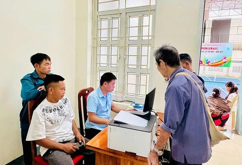 Người dân phối hợp với cán bộ phòng Kinh tế, UBND xã Mường Lát rà soát, đối chiếu thông tin hồ sơ trong quá trình thực hiện Chiến dịch làm giàu, làm sạch cơ sở dữ liệu quốc gia về đất đai.