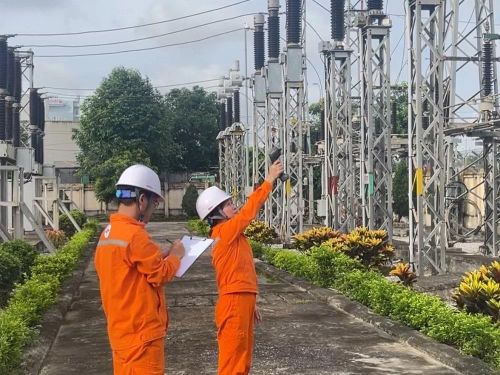 Chị Phạm Thị Minh Liên lặng thầm nơi những vị trí đặc thù - với sự điềm tĩnh và chính xác, khẳng định vai trò của phụ nữ trong những công việc đòi hỏi kỷ luật và trách nhiệm cao.
