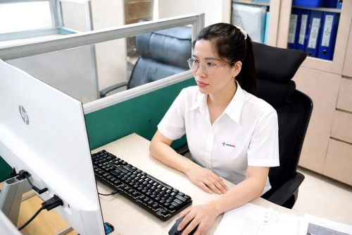 Chị Nguyễn Thị Hằng, chuyên viên phòng Kỹ thuật, tiêu biểu cho tinh thần chủ động học hỏi, làm chủ công nghệ trong thời đại chuyển đổi số.
