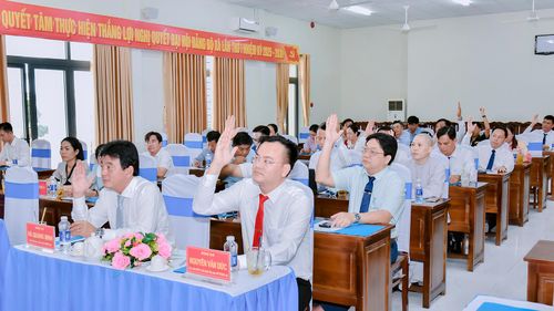 Các đại biểu biểu quyết thông qua nghị quyết kỳ họp.