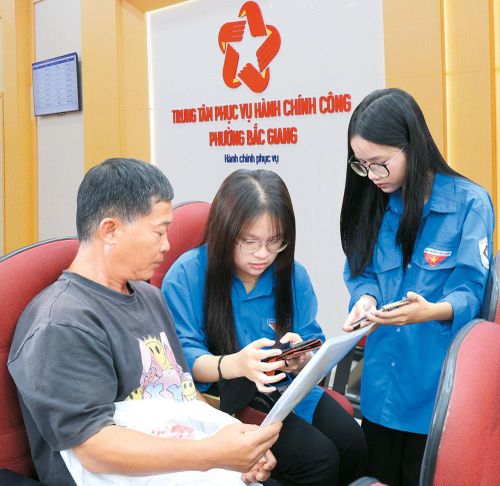  Đoàn viên, thanh niên phường Bắc Giang hướng dẫn người cao tuổi sử dụng ứng dụng số. 