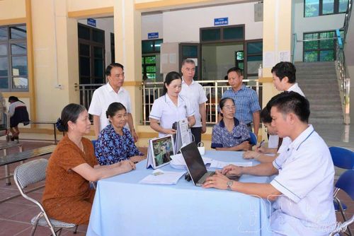 Người dân khám bệnh miễn phí tại điểm Trạm Y tế xã Thanh Yên.