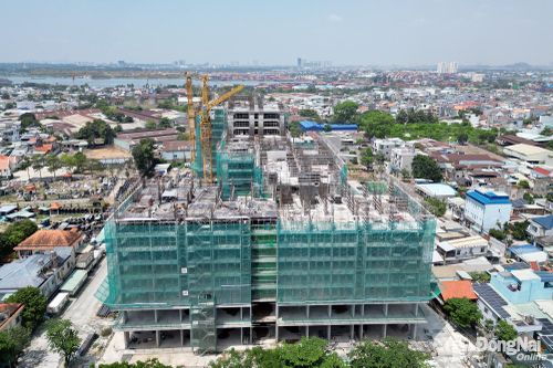 Dự án nhà ở xã hội đang xây dựng tại phường Long Hưng. Ảnh: Hoàng Lộc