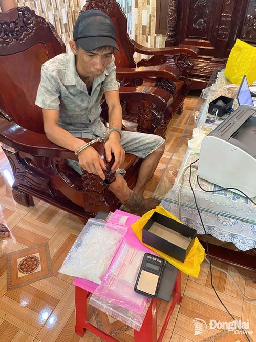 Lực lượng chức năng bắt giữ các đối tượng liên quan. Ảnh: V.T