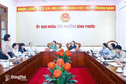 Đại diện chi hội khuyến học trực thuộc Hội Khuyến học phường Bình Phước trao đổi tại buổi kiểm tra. Ảnh: Nhã Trâm