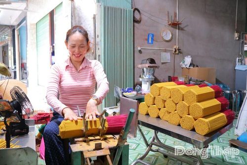 Chị Nguyễn Hoàng Mỹ A đầu tư máy móc nhằm nâng cao năng suất và duy trì nghề làm nhang truyền thống của gia đình.