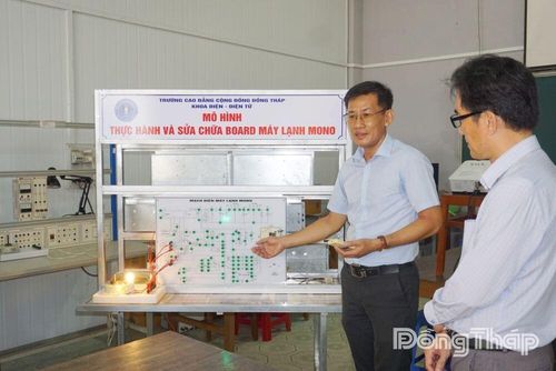 Thạc sĩ Phan Thanh Giang (bên trái) giới thiệu nguyên lý hoạt động của “Mô hình thực hành và sửa chữa board máy lạnh mono” với thành viên Hội đồng nghiệm thu.