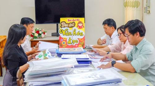  Cán bộ Thư viện tỉnh tiếp nhận, phân loại bài dự thi Đại sứ văn hóa đọc ở phía Đông tỉnh để chấm giải. Ảnh: Ngọc Nhuận 