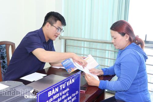 Tư vấn chính sách bảo hiểm xã hội tự nguyện cho người dân.