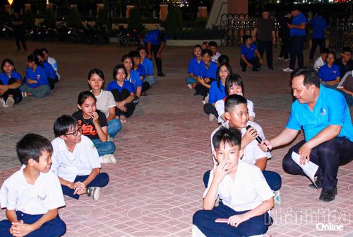 Các em thiếu nhi tham gia sinh hoạt tiếng Anh tại buổi sinh hoạt hè ở xã Diên Khánh.