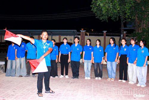 Hướng dẫn đoàn viên thực hành truyền tin bằng cờ Semaphore trong chương trình sinh hoạt hè tại xã Diên Khánh.