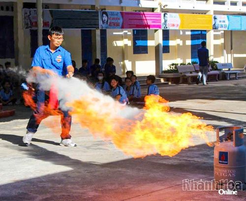 Đoàn viên thực hành xử lý tình huống cháy gas tại buổi sinh hoạt hè ở phường Bắc Nha Trang.