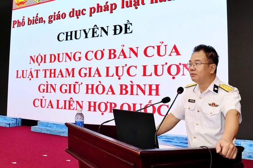 Thượng tá Nguyễn Thành Giang - Chánh án Tòa án Quân sự khu vực Quân chủng Hải quân phổ biến pháp luật cho cán bộ.