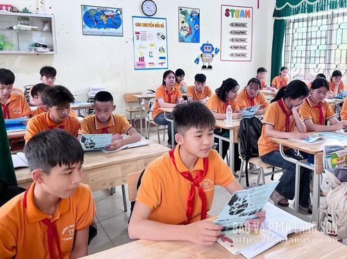 Học sinh Trường THCS Tân Liên tìm hiểu thông tin tuyển sinh của các cơ sở giáo dục nghề nghiệp và giáo dục thường xuyên trên địa bàn tỉnh