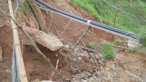 Những mảng bê tông mặt đường bị nước lũ xói cuốn làm đứt gãy.