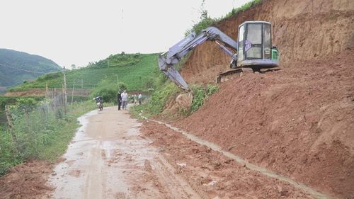 Nền đường trên địa hình đồi núi dốc chỉ được bảo vệ khi có hệ thống rãnh thoát nước và được khơi thông trong mùa mưa lũ.