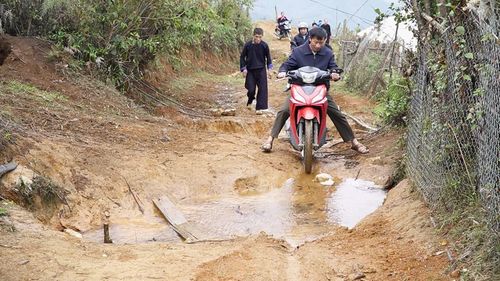 Nhiều tuyến đường tại thôn Háng Đề Đài chưa được đầu tư xây dựng, người dân đi lại gặp nhiều khó khăn.