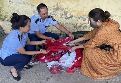 Lực lượng chức năng tiêu hủy hàng hóa vi phạm.