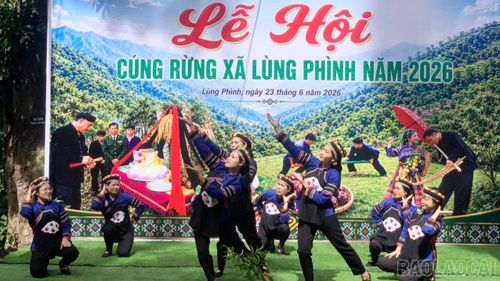 Các tiết mục văn nghệ tại lễ hội.