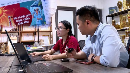 Cán bộ Phòng Kinh tế, Hạ tầng và Đô thị phường Văn Phú tuyên truyền, hướng dẫn cơ sở sản xuất, kinh doanh các giải pháp chủ động ứng phó với nắng nóng, bảo đảm an toàn trong sản xuất.