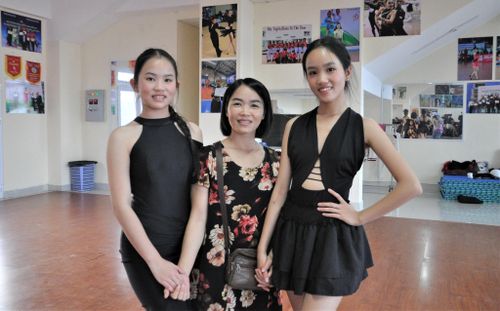 Chị Ngô Thị Thu Huyền cùng 2 con gái Đông Nghi (bên phải) và Lâm An