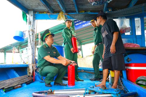 Cán bộ, chiến sĩ Đồn Biên phòng Thanh Hải hướng dẫn ngư dân công tác phòng cháy, chữa cháy