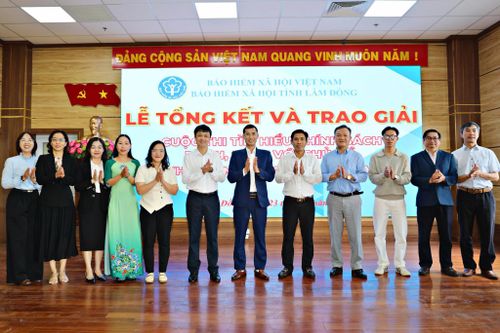 Ban Tổ chức, các đại biểu và thí sinh đạt giải chụp ảnh lưu niệm tại điểm cầu chính BHXH tỉnh Lâm Đồng