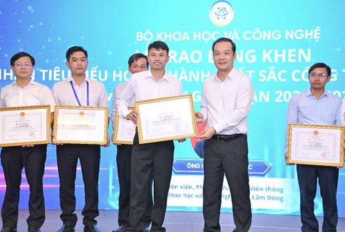 Ông Hoàng Văn Đức, chuyên viên Phòng Bưu chính, Viễn thông, Sở Khoa học và Công nghệ tỉnh Lâm Đồng nhận Bằng khen của Bộ trưởng Bộ Khoa học và Công nghệ. Ảnh: Thanh Duy