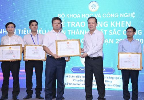Ông Lê Đăng Khoa, Phó Giám đốc Trung tâm Đổi mới sáng tạo và Chuyển đổi số tỉnh Lâm Đồng nhận Bằng khen của Bộ trưởng Bộ Khoa học và Công nghệ. Ảnh: Thanh Duy