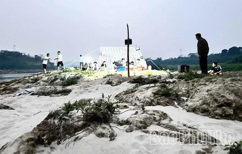 Mỗi khi có dịp, ạnh em vạn chài lại quây quần cắm trại, đốt lửa giao lưu ngay bãi sông khiến cho cuộc sống mưu sinh thêm phần đoàn kết, vui vẻ.