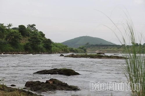 Sông Chảy nơi thượng nguồn khi hiền hòa, thơ mộng nhưng cũng không kém phần hung dữ lúc bão về.