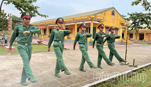 Mỗi động tác thể hiện bản lĩnh, ý chí của người chiến sĩ trong suốt 3 tháng huấn luyện.