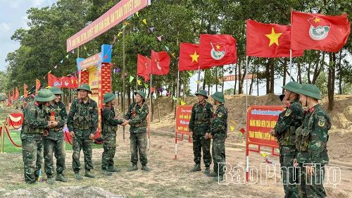 Nụ cười của các chiến sĩ sau khi đạt Hoa bắn giỏi tại nội dung kiểm tra bắn súng tiểu liên AK.